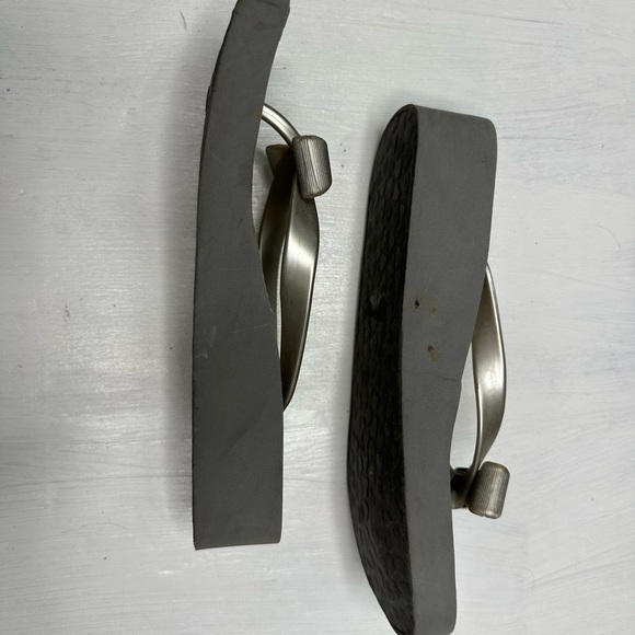 Brighton Silver Wedge Flip Flops w/ Crystal Bow – Women’s Size 7.5 (9.5” long) - Picture 5 of 8